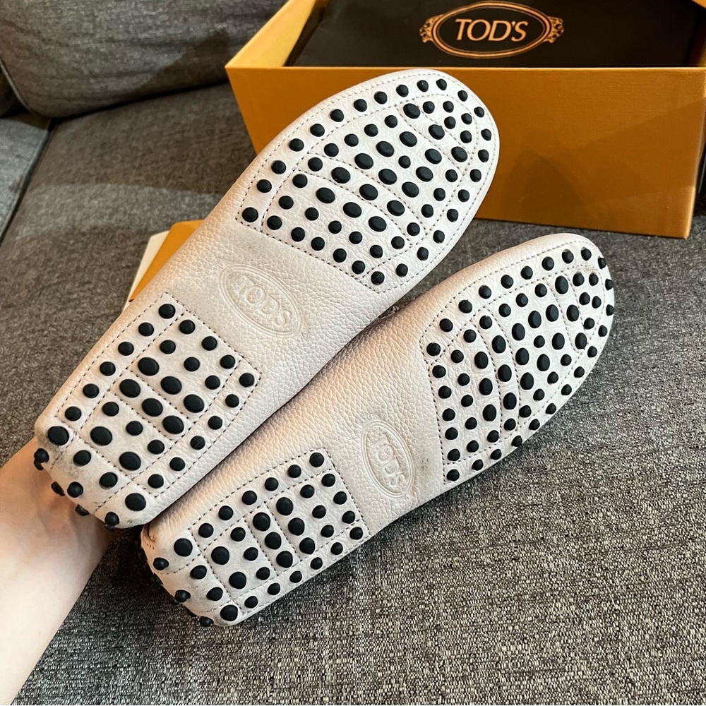 TOD’S Gommino Driving Shoes in Leather - Light Pink - Picture 7 of 10